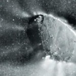 Il grande scoglio spaziale che emerge da un mare di polveri e gas emessi durante i continui fenomeni di violenta degassificazione del nucleo
