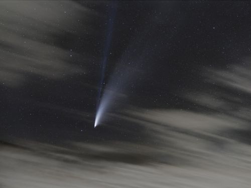 La cometa Neowise tra le nuvole
