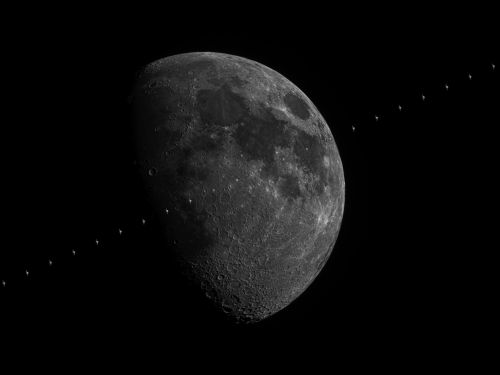 La ISS transita sul disco della Luna