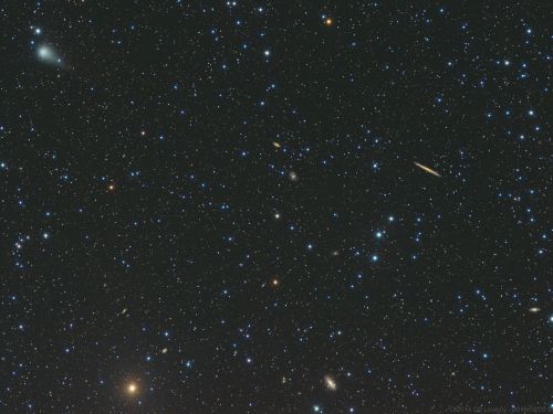 C/2014 Q2 Lovejoy e campo di galassie