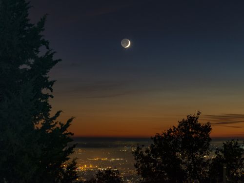 Luna di due giorni al tramonto