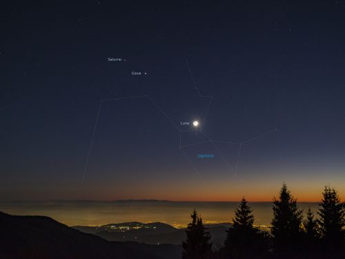 Luna, Giove e Saturno nel Sagittario al tramonto