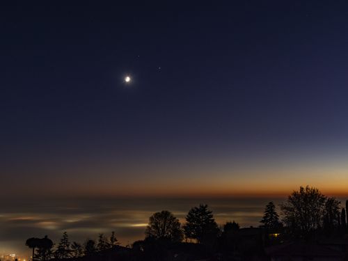 Luna, Giove e Saturno sopra un mare di nebbia