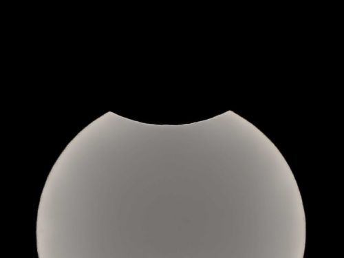 Eclisse parziale di Sole – dettaglio profilo Luna
