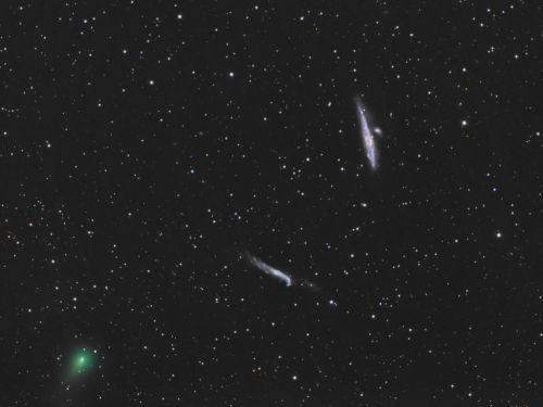 La Cometa Atlas saluta a Galassia Balena e la Galassia Bastone da Hockey