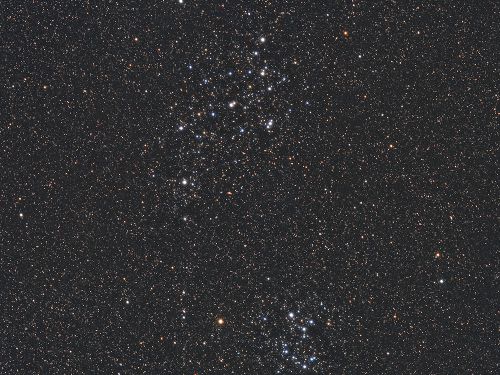 L’amas d’étoiles ouvert Collinder 394 (Cr 394) dans la région supérieure et NGC 6716 dans la région inférieure