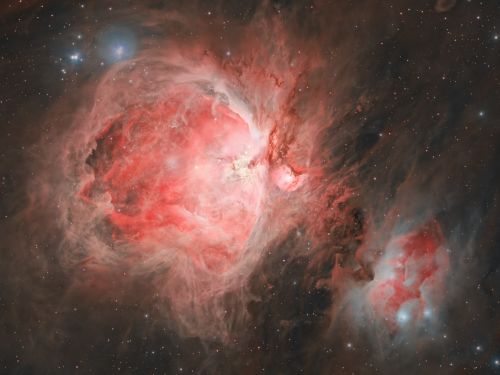 La Nebulosa di Orione (a sinistra) e la Nebulosa dell’Uomo che Corre (a destra)