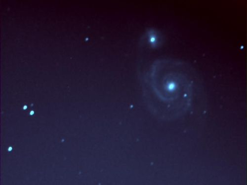 galassia a spirale m51 e la sua piccola compagna m51B