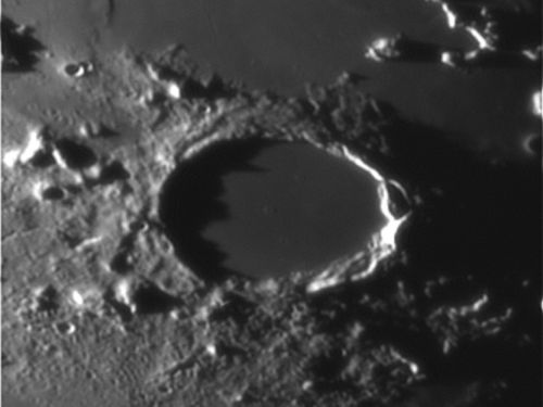 Cratere Plato: alla ricerca dell’uncino nell’ombra interna