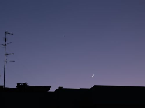 Luna e Venere sopra i tetti.