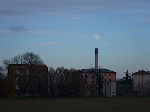 La ciminiera e la Luna