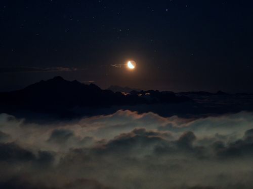 La Luna sorge accanto alla cima del Pizzo dei Tre Signori