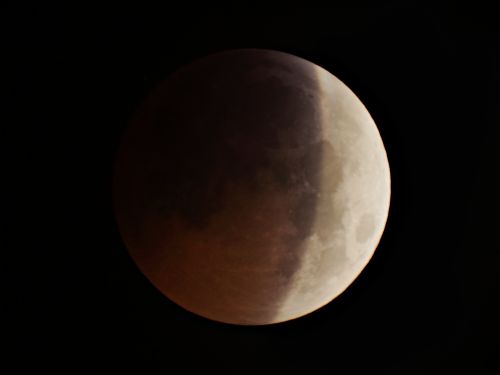 Luna parzialmente oscurata durante l’eclissi