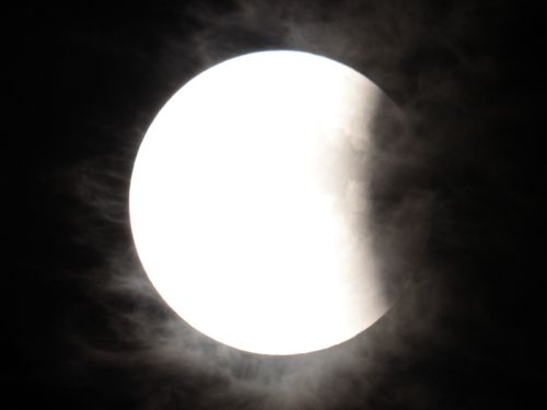 Eclisse tra le nubi