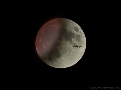Eclissi di Luna con aereo!
