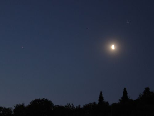 Luna, Marte, Saturno e Giove all’alba.