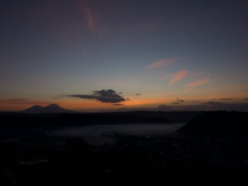 Alba sul Vesuvio con nuvola elicottero