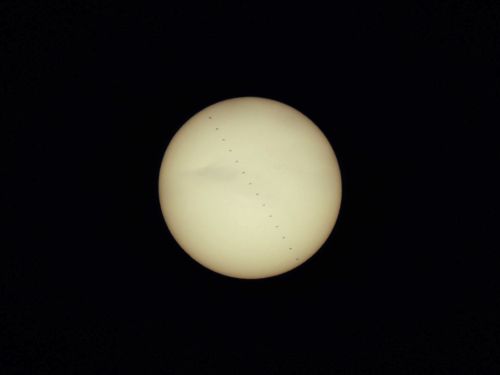La ISS attraversa il Sole