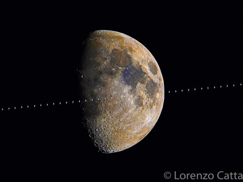 Parma, transito della Stazione Spaziale Internazionale (ISS) davanti alla Luna (in versione Mineral Moon).
