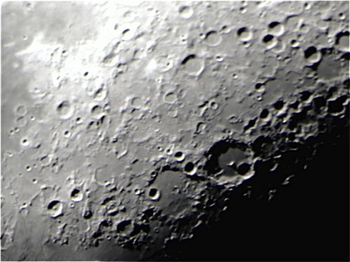 Luna crateri in penombra