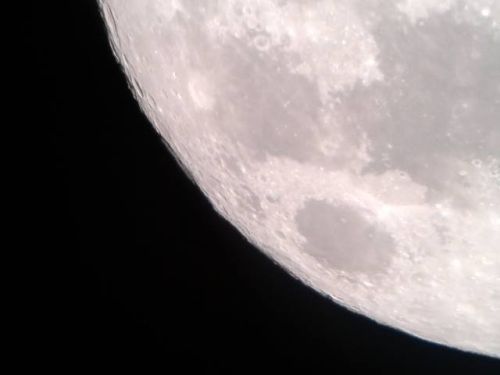 Foto superluna in perigeo con cellulare e telescopio