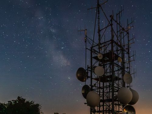 La Via Lattea e le antenne di telecomuncazione del Monte Stella