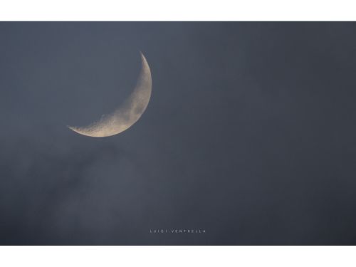 Luna dietro le nuvole