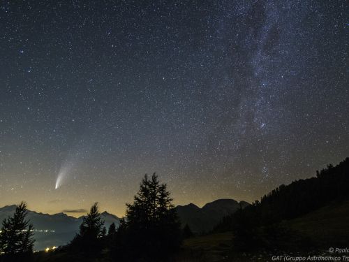 Una cometa con 2 galassie