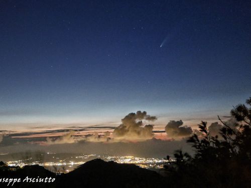 Cometa Neowise sul cielo dello Stretto di Messina