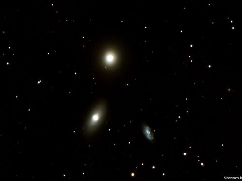 M 105, NGC 3384 e NGC 3389