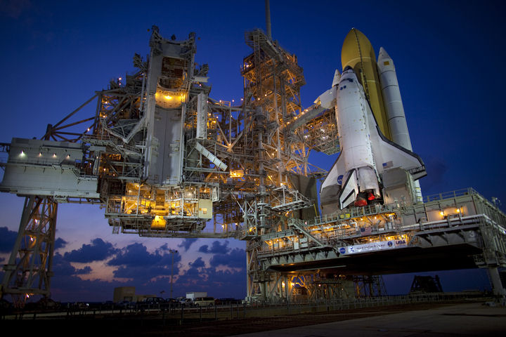 Space Shuttle Discovery sulla rampa di lancio