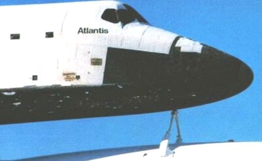 L’Atlantis dopo un rientro, montato sull’aeroplano-taxi per il viaggio di trasferimento verso la fabbrica per la manutenzione. Notare i segni di molti impatti visibili sulle piastrelle di carbonio. (CAIB – NASA)