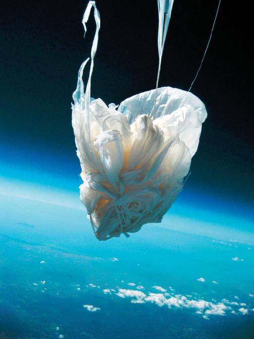 La discesa con il paracadute nel volo STSp-1