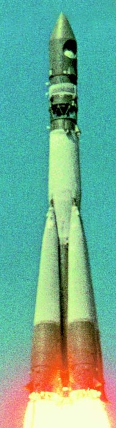 La foto originale della partenza della Vostok 1 sotto la spinta possente del vettore a tre stadi SL-3 Sapwood