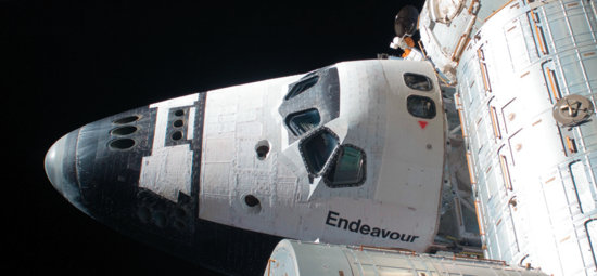 Una foto dello shuttle Endeavour ripreso in attracco alla ISS