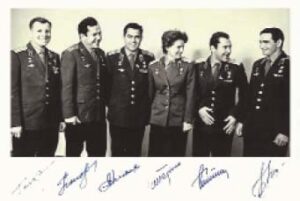 Il gruppo storico dei cosmonauti selezionati per il programma spaziale russo. Al centro è riconoscibile Valentina Tereskova.