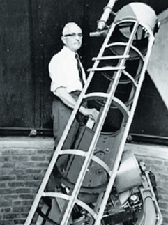 John Bennett (1914-1990), amatore sudafricano molto noto nel mondo anglosassone per le sue survey del cielo australe e per aver scoperto con il suo rifrattore da 5" due comete che portano il suo nome. Fu anche il primo osservatore in assoluto a scoprire visualmente una supernova (nel 1968, in M83).