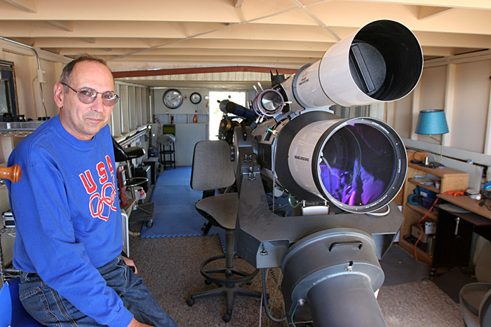 L’amatore canadese David Levy (1948), prolifico scopritore di comete e asteroidi e famoso tra il grande pubblico per la notorietà che nel 1994 visse la Shoemaker-Levy 9, la cometa che impattò su Giove. Fu lui la notte del 2 ottobre del 2006 a rinvenire quella che si sarebbe poi chiamata P/2006 T1 (Levy) nelle strettissime vicinanze di Saturno.