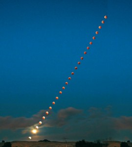 Una tipica sequenza di una eclisse lunare, una tecnica che necessita di qualche semplice calcolo preliminare per determinare l’ampiezza in azimut e in altezza del fenomeno.