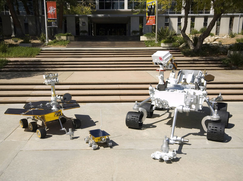 800px-Mars_Science_Laboratory_mockup_comparison_
