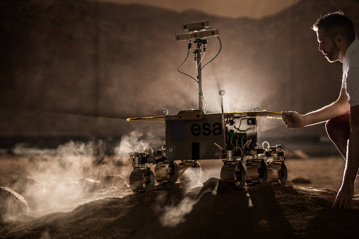 Model_of_ExoMars_rover_at_control_centre_node_full_image_2