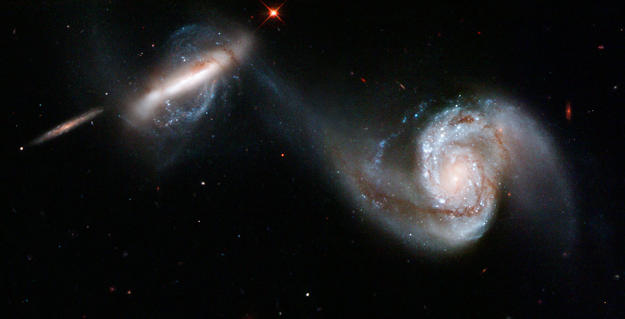 Arp 87: un abbraccio coinvolgente tra galassie