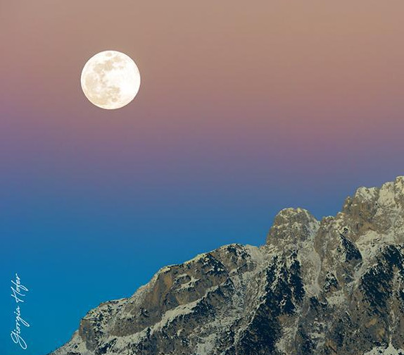 La Luna immersa nei colori pastello per riprese da favola