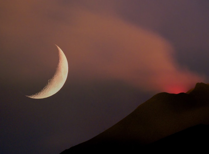 La Luna affianco al vulcano Etna di Vincenzo Russo