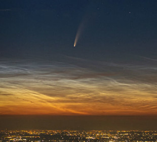 La cometa Neowise solca le nubi nottilucenti