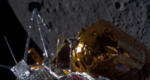 Odysseus passa sopra il lato vicino della Luna dopo l'inserimento nell'orbita lunare il 21 febbraio. Il lander fino al 21 febbraio ha goduto di ottima salute. Crediti: Intuitive Machine