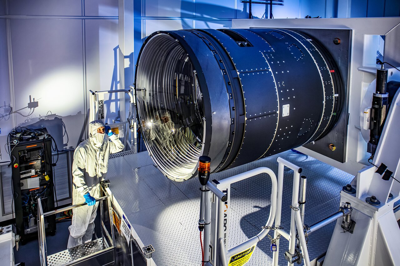2015 - notizie "astronomiche" Rubin-LSST-Camera-and-SLAC-Camera-Team-5-CC