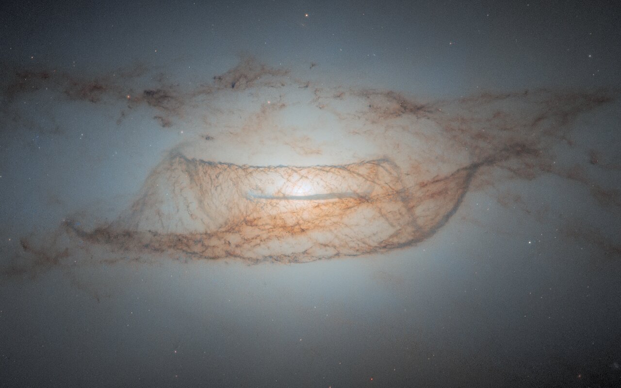 Hubble and lenticular dust NGC4753 in detail