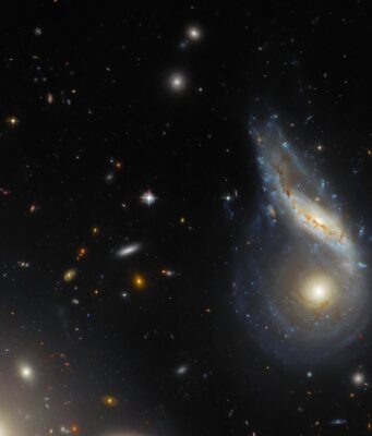 ARP 122 Quando Uno + Uno (alla fine) fa UNO Arp 122 immagine Hubble