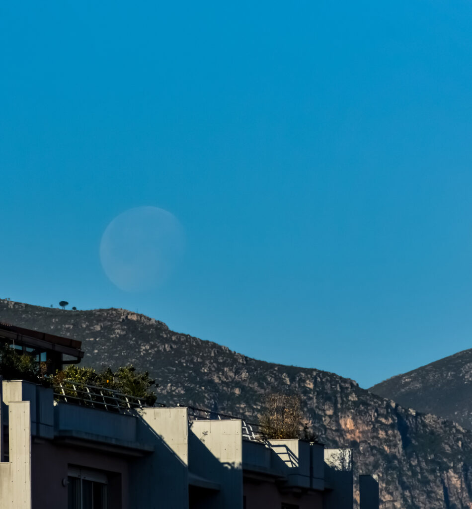 Osservazione Fig. 2 - Luna calante al mattino del 31
marzo 2021, ore 8:11 Bagheria, Sicilia
Nikon D7500 f/13 1/800s ISO 200
300mm. Credito Teresa Molinaro